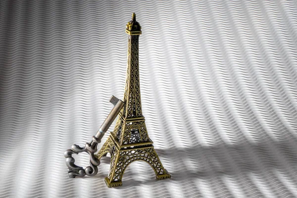 Vintage Property Key a Eiffelova věž miniatura izolované na — Stock fotografie