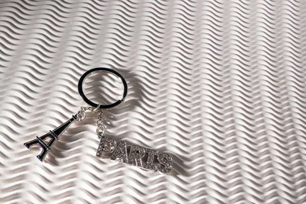 Shiny Silver Luxury Keychain Ейфелева Вежа Текстом Париж Ізольований Білому — стокове фото