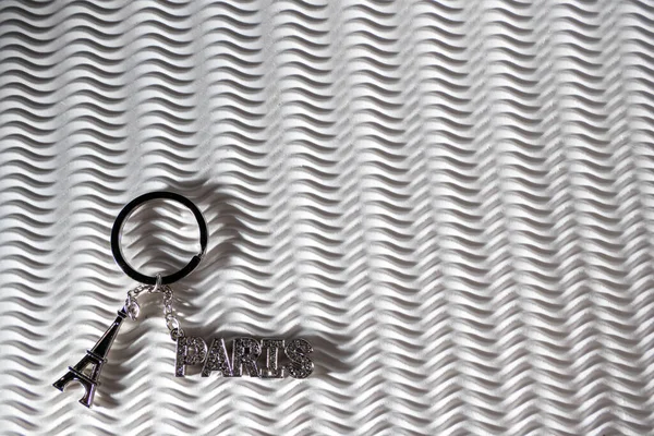 Shiny Silver Luxury Keychain Ейфелева Вежа Текстом Париж Ізольований Білому — стокове фото