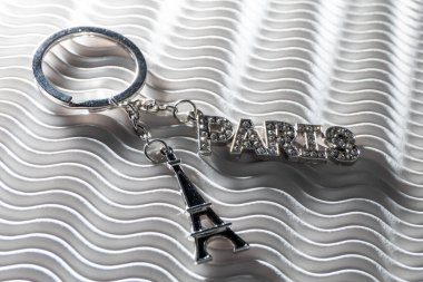 Parlak Gümüş Konforlu Anahtarlık Eyfel Kulesi Paris izole metni ile