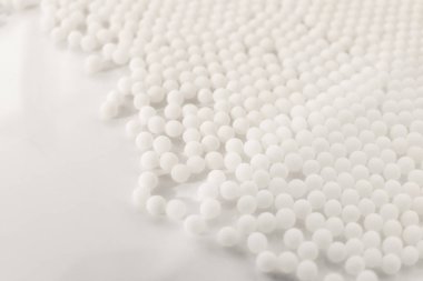 Beyaz arka planda izole edilmiş Homeopati granülleri ilacı