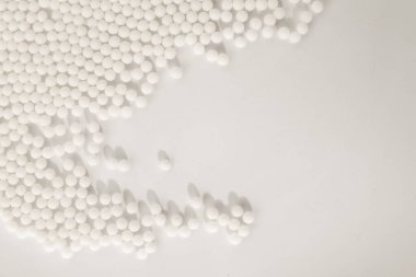 Beyaz arka planda izole edilmiş Homeopati ilaçları