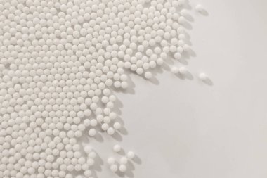 Beyaz arka planda izole edilmiş Homeopati granülleri ilacı