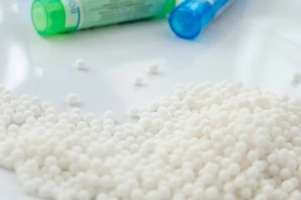 Homöopathie Arzneiflaschen Und Granulat Isoliert Auf Weißem Hintergrund — Stockfoto