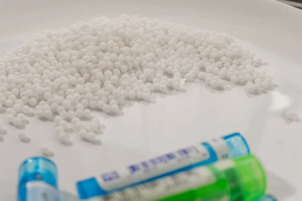 Homöopathie Arzneiflaschen Und Granulat Isoliert Auf Weißem Hintergrund — Stockfoto