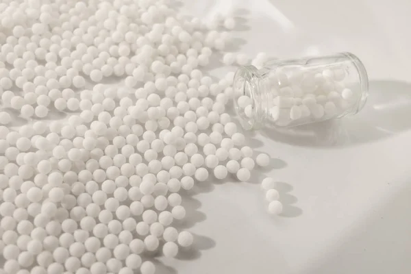 Homeopatia medicina grânulos isolados em um fundo branco — Fotografia de Stock