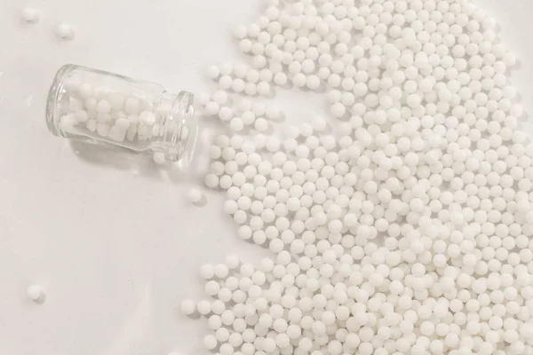 Homeopatia medicina grânulos isolados em um fundo branco — Fotografia de Stock