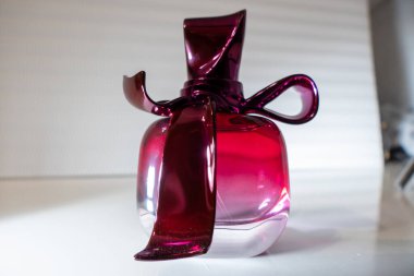 Yeni Şatafatlı Violet Parfüm Şişesi