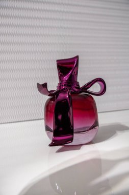 Yeni Şatafatlı Violet Parfüm Şişesi