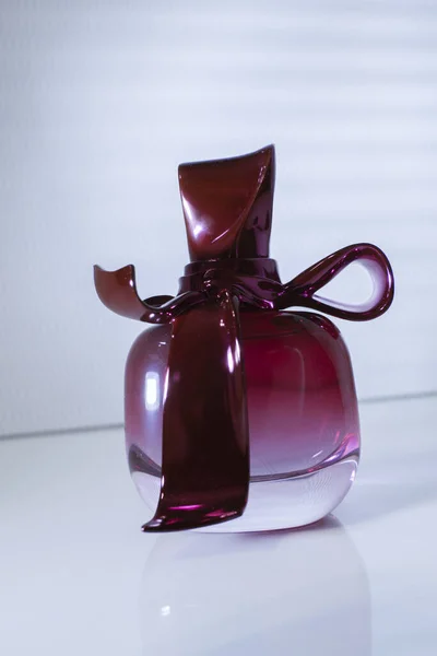 Nova Garrafa Perfume Violeta Luxo Com Arco — Fotografia de Stock
