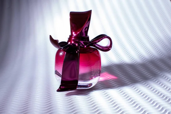 Nuova bottiglia di profumo viola di lusso con un arco — Foto Stock