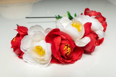 Yapay Kırmızı ve Beyaz Çiçekler Saç Süsleme Aksesuarı