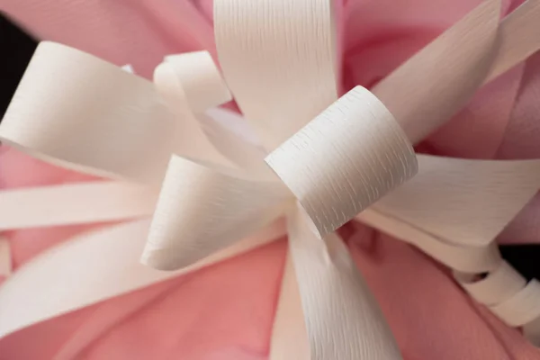 Zavřít pohled na růžový dárek s bílou mašlí — Stock fotografie