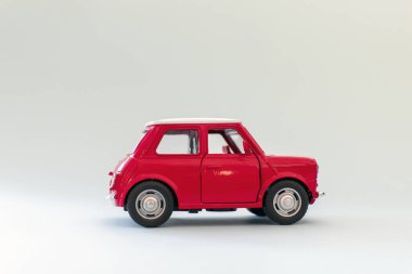 Kırmızı Retro Car beyaz arka planda izole edildi