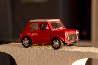 Kırmızı Retro Araba minyatür oyuncağı dramatik bir sabah ışığı altında