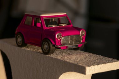 Kırmızı Retro Araba minyatür oyuncağı dramatik bir sabah ışığı altında