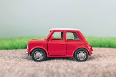 Kırmızı Retro Car, yeşil çimen ve Gökyüzü Mavisi Arkaplan