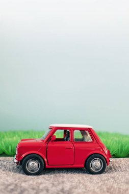 Kırmızı Retro Car, yeşil çimen ve Gökyüzü Mavisi Arkaplan