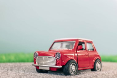 Kırmızı Retro Car, yeşil çimen ve Gökyüzü Mavisi Arkaplan