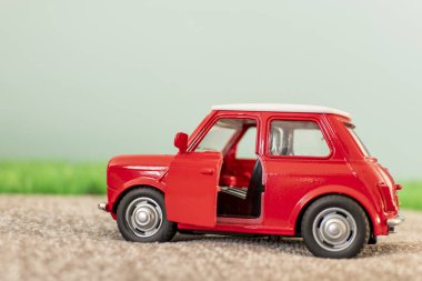 Kırmızı Retro Car, yeşil çimen ve Gökyüzü Mavisi Arkaplan