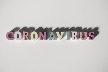 Beyaz Arkaplanda Coronavirus Renkli Oyun Harfleri