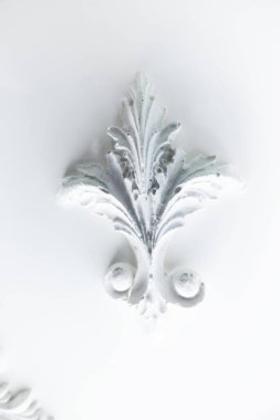 Beyaz arka planda çiçek çimento süslemesi