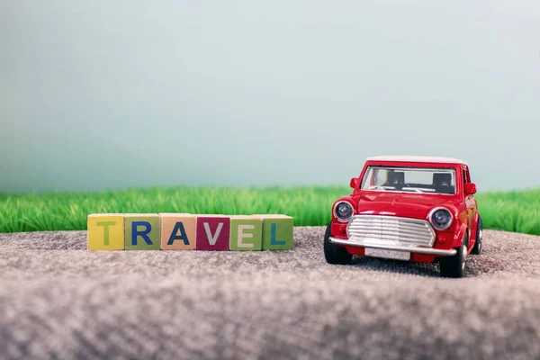Red Retro Car Voor Groen Gras Travel Tekst Gemaakt Van — Stockfoto
