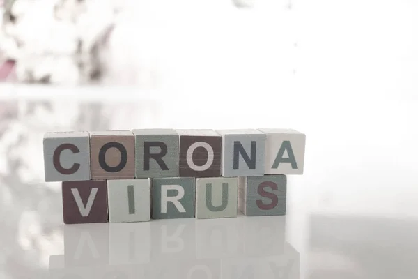Coronavirus Γράμματα Κύβος Παιχνίδι Λευκό Φόντο — Φωτογραφία Αρχείου