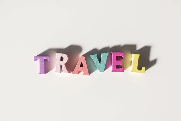 Travel Word Wykonane Kolorowych Liter Drewnianych Białym Tle — Zdjęcie stockowe