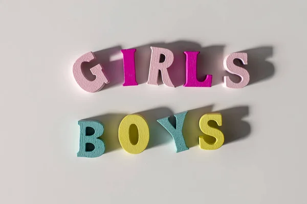 Mädchen Und Jungen Aus Bunten Holzbuchstaben Isoliert Auf Weißem Hintergrund — Stockfoto
