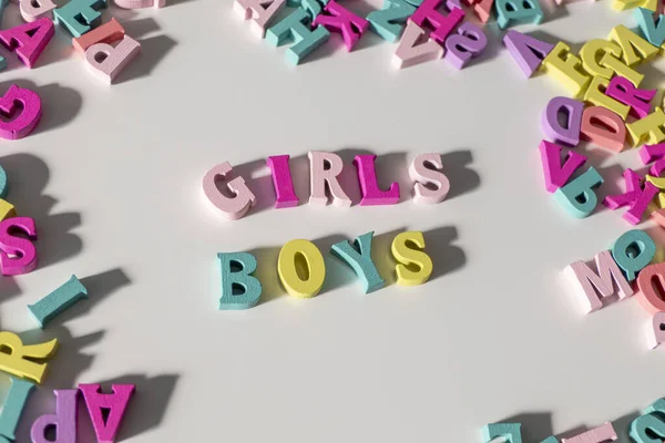 Девушки Мальчики Разноцветных Деревянных Букв Изолированных Белом Фоне — стоковое фото