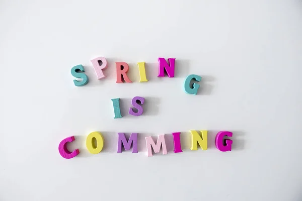 Primavera Está Comming Escrito Por Letras Madeira Coloridas — Fotografia de Stock