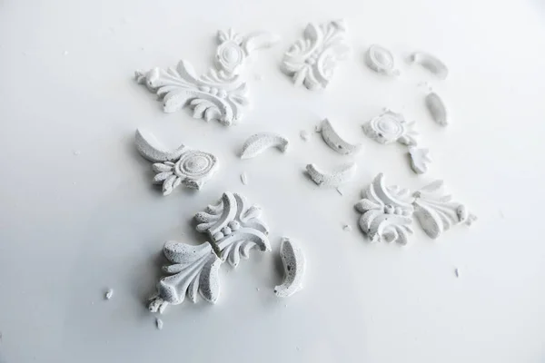 Decoração Cimento Floral Quebrado Fundo Branco — Fotografia de Stock