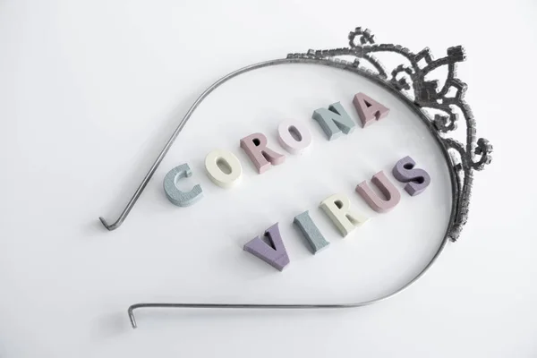 Coronavirus Πολύχρωμα Γράμματα Παιχνίδι Ένα Λευκό Φόντο Και Ένα Στέμμα — Φωτογραφία Αρχείου