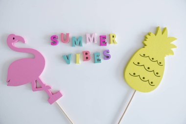 Beyaz bir arkaplanda izole edilmiş renkli ahşap harflerden oluşan yaz titreşimleri.