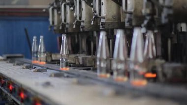 Cam şişe imalatı, yeni yapılmış sıcak şişeler.