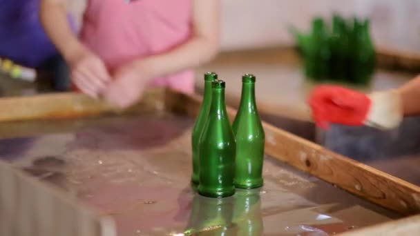 Produkcja Szklanych Butelek Butelek Sortujących Praniu Fabryce Butelek — Wideo stockowe