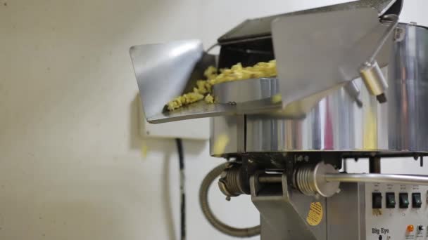 Making Sweet Yellow Movie Popcorn — Stock Video