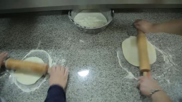 Dos Mujeres Rodando Masa Cocina — Vídeos de Stock