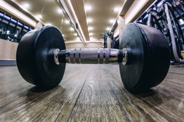 Spor salonundaki dambıl düşük açılı ve ultra geniş objektiften çekiliyor.