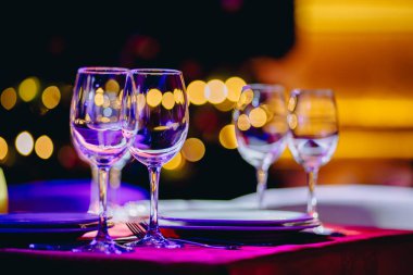 Restoranda şarap bardakları bulanık.