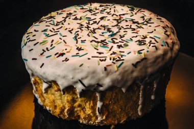 Koyu arkaplanda kremalı kek