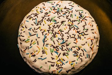 Koyu arka planda kremalı kek, yüksek açıdan.