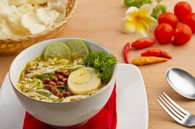 Soto ayam Endonezya tavuk çorbası