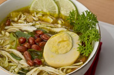 Soto ayam Endonezya tavuk çorbası