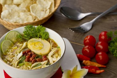Soto ayam Endonezya tavuk çorbası