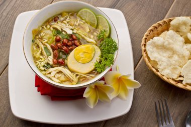 Soto ayam Endonezya tavuk çorbası