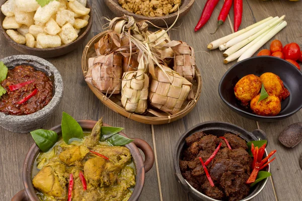 Ketupat lebaran, indonesischer Reiskuchen — Stockfoto