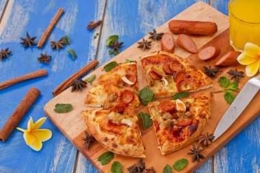 sığır eti sosisli pizza