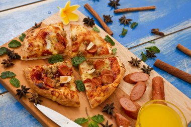 sığır eti sosisli pizza